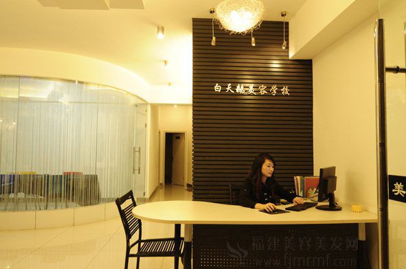 白天鹅(é)美容美(měi)发职(zhí)业培(péi)训学校 白天鹅美容(róng)美(měi)发(fā)职业培(péi)训(xùn)学校